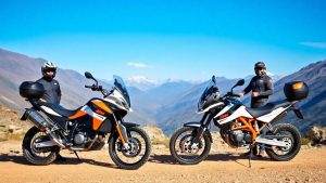 Zwei KTM 390 Adventure Motorräder auf einem Schotterweg